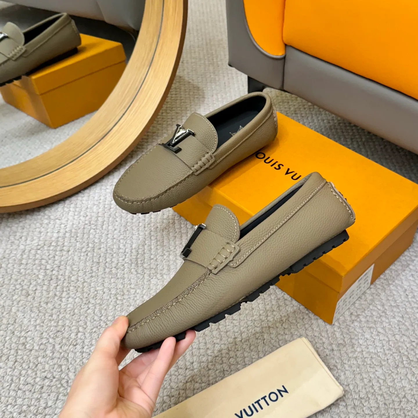 Men's men's shoes 💰420 (Yangli) LV 2⃣️0⃣️2⃣️5️⃣Spring and summer counter GLORIA series models ✈️Original factory special leather production, original last type. A classic driving slip-on casual shoe that shows an elegant style with exquisite craftsmanship details such as Monogram embossing all over the upper🌀Italian imported calfskin fabric Sheepskin foot pads➕Inside～Private mold replica sole Unique style Comfortable driving slip-on Size: 4-12 (38-46) Comes with [Counter packaging: original box, wrapping paper, card, instruction manual, shoehorn, cloth bag] No pressure to enter and leave the counter!